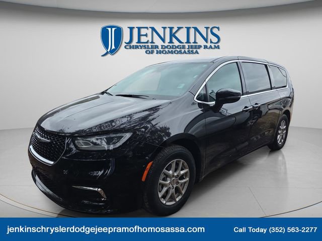 Certified 2024 Chrysler Pacifica Touring-L image 2