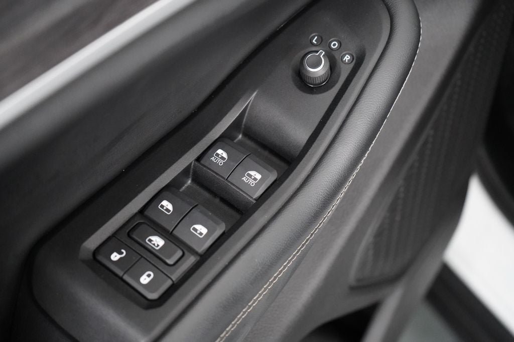Used 2023 Jeep Grand Cherokee Limited w/ Black Appearance Package AWD/4WD image 27