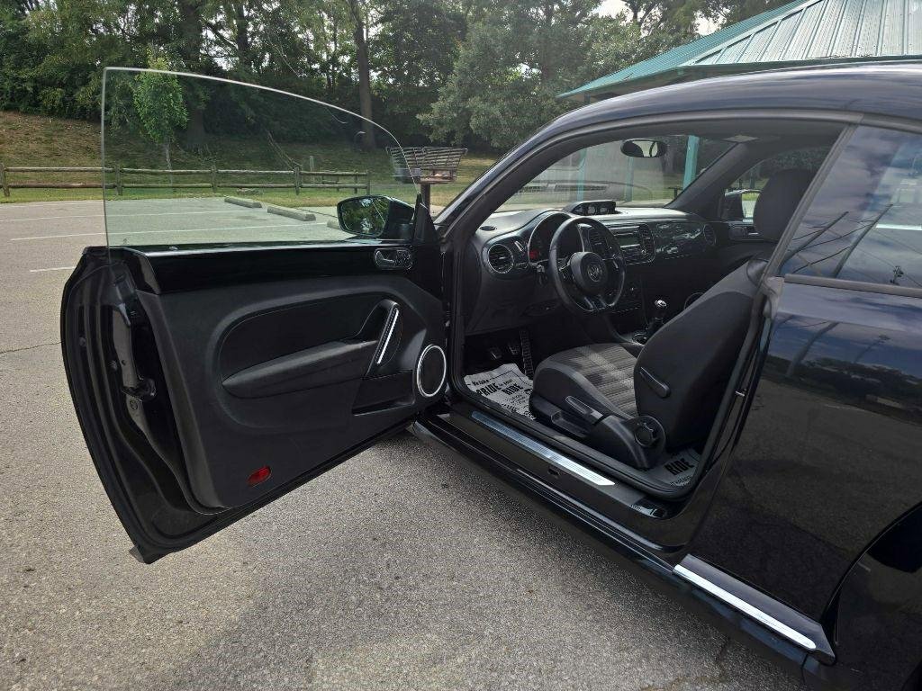 Used 2012 Volkswagen Beetle 2.0T image 9