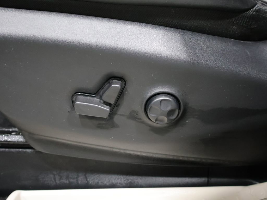 Used 2024 Chrysler Pacifica Limited w/ Uconnect Theater Family Group image 13