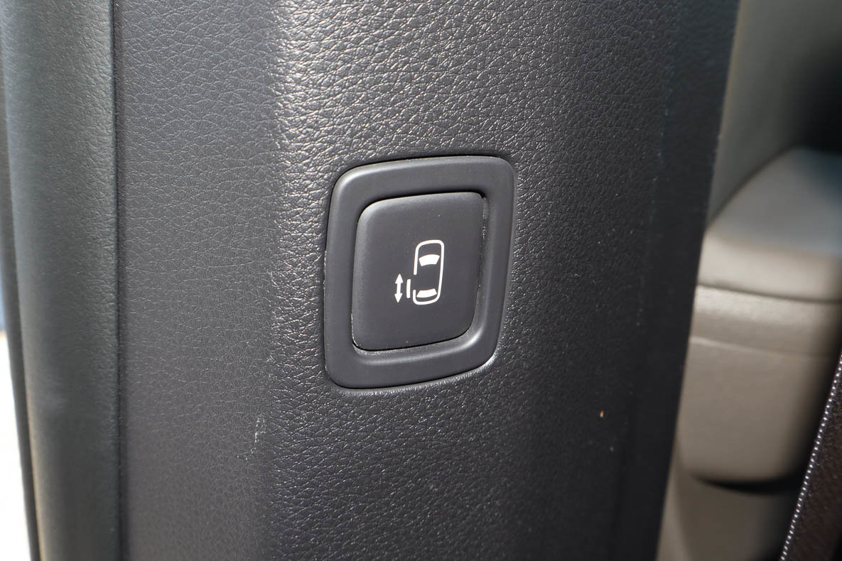 Used 2025 Kia Carnival FWD image 18