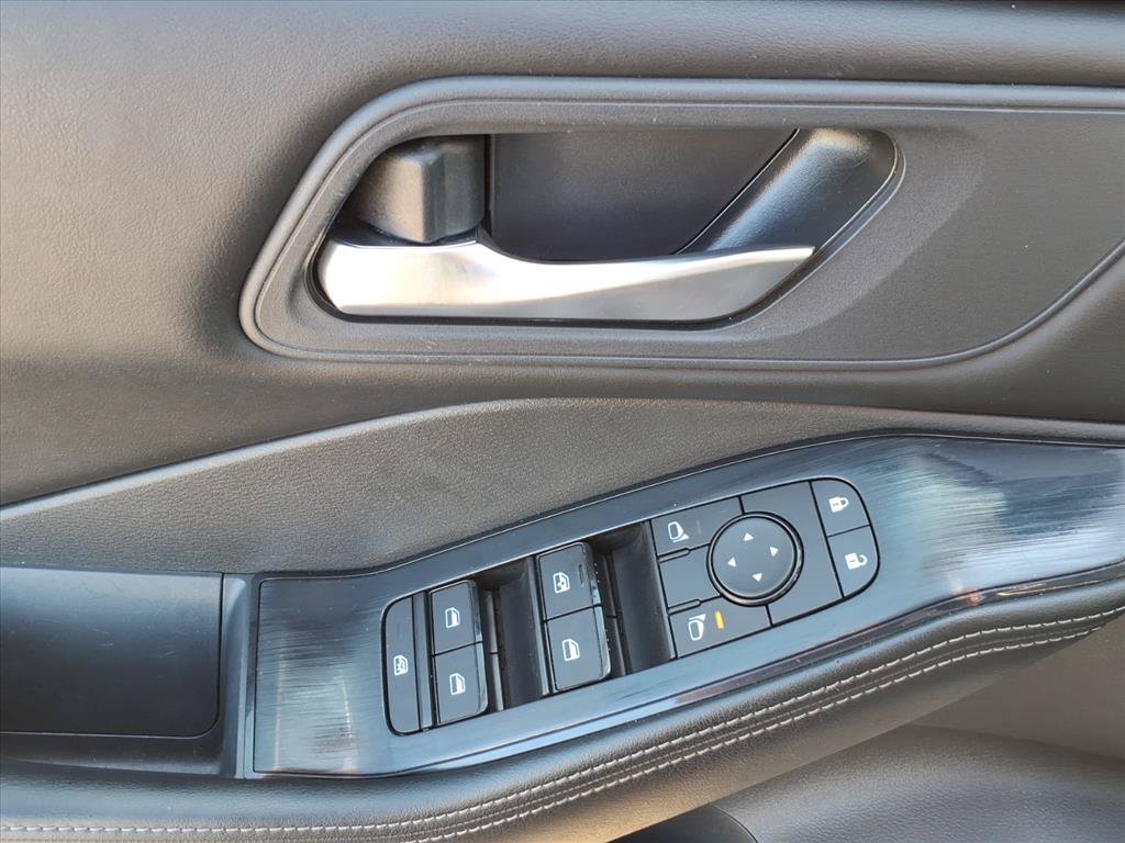 Used 2025 Nissan Rogue SV FWD image 19