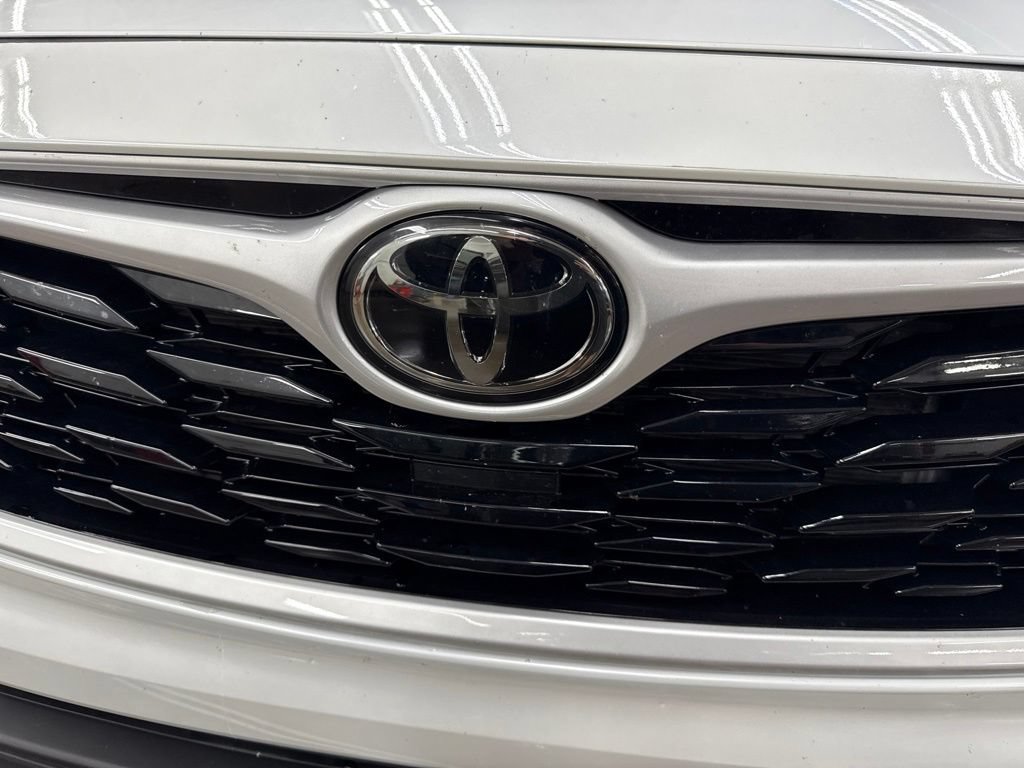 Used 2022 Toyota Highlander XLE AWD/4WD image 13