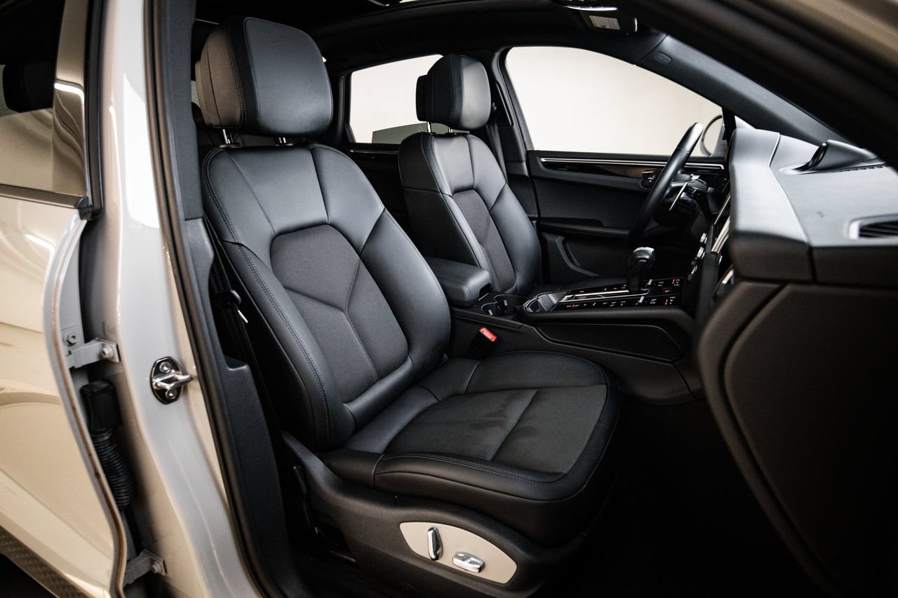 Certified 2023 Porsche Macan AWD/4WD image 29