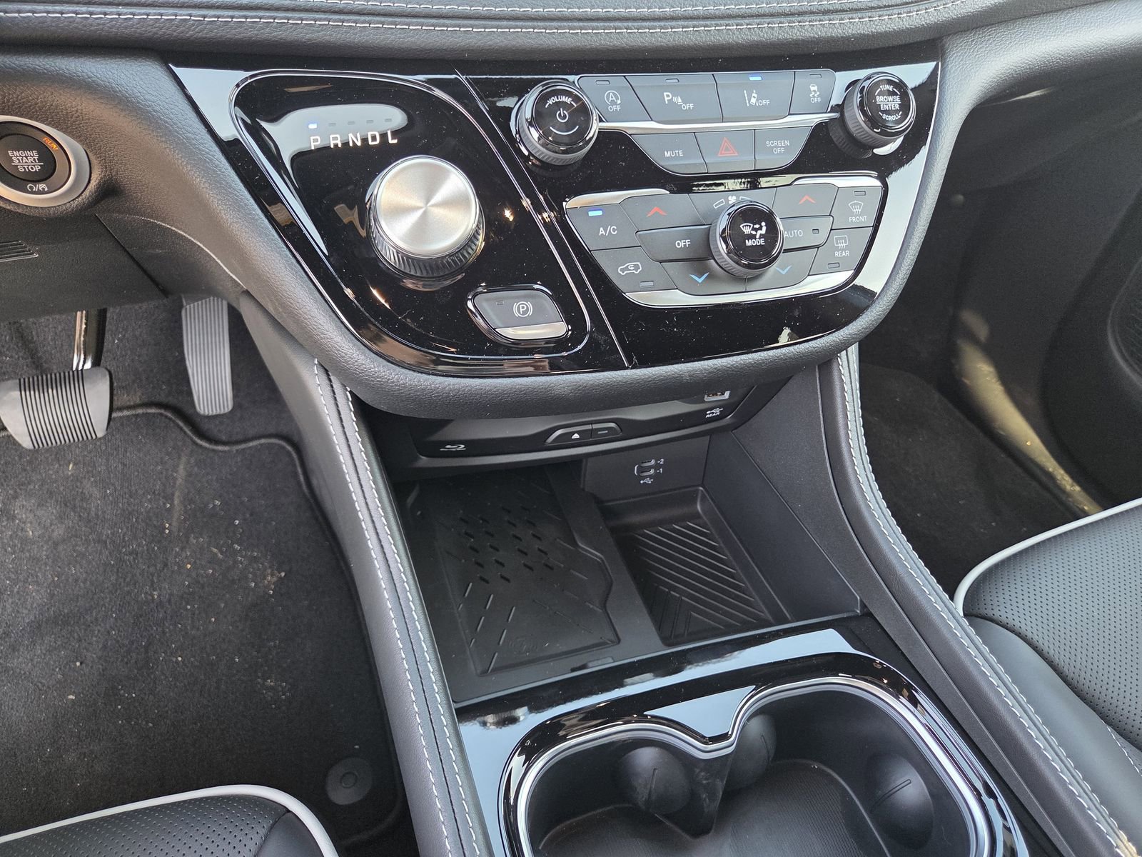 New 2026 Chrysler Pacifica Limited w/ Uconnect Theater Family Group image 10