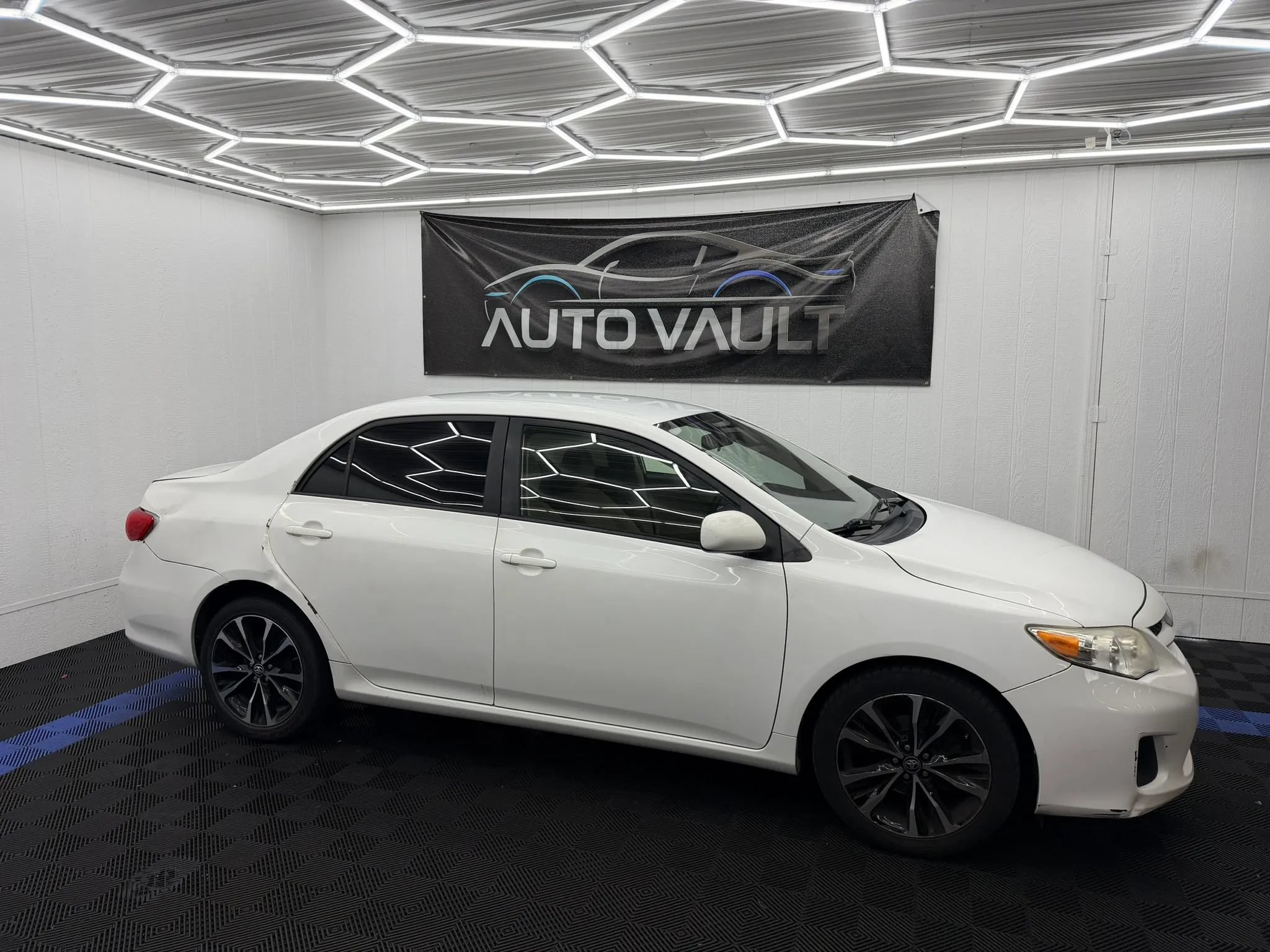 Used 2011 Toyota Corolla LE FWD image 2