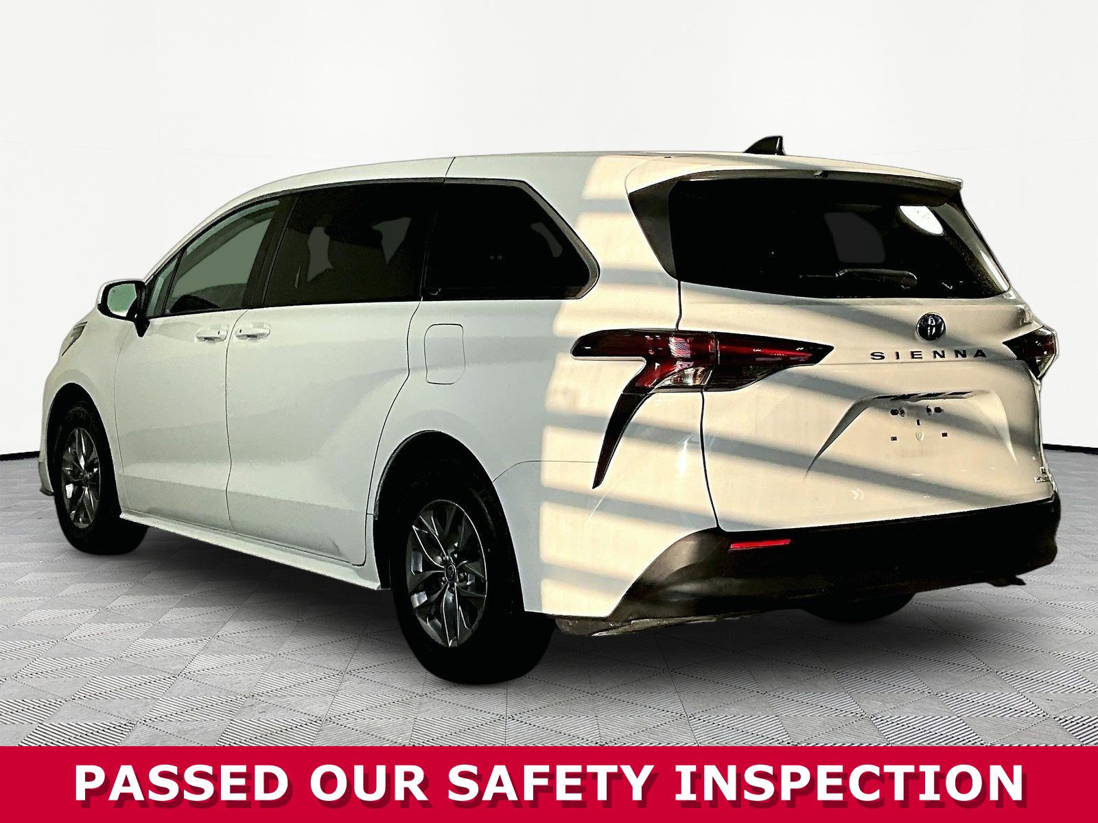 Used 2022 Toyota Sienna LE FWD image 4