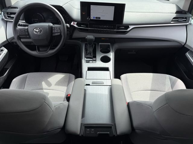 Used 2026 Toyota Sienna LE FWD image 10
