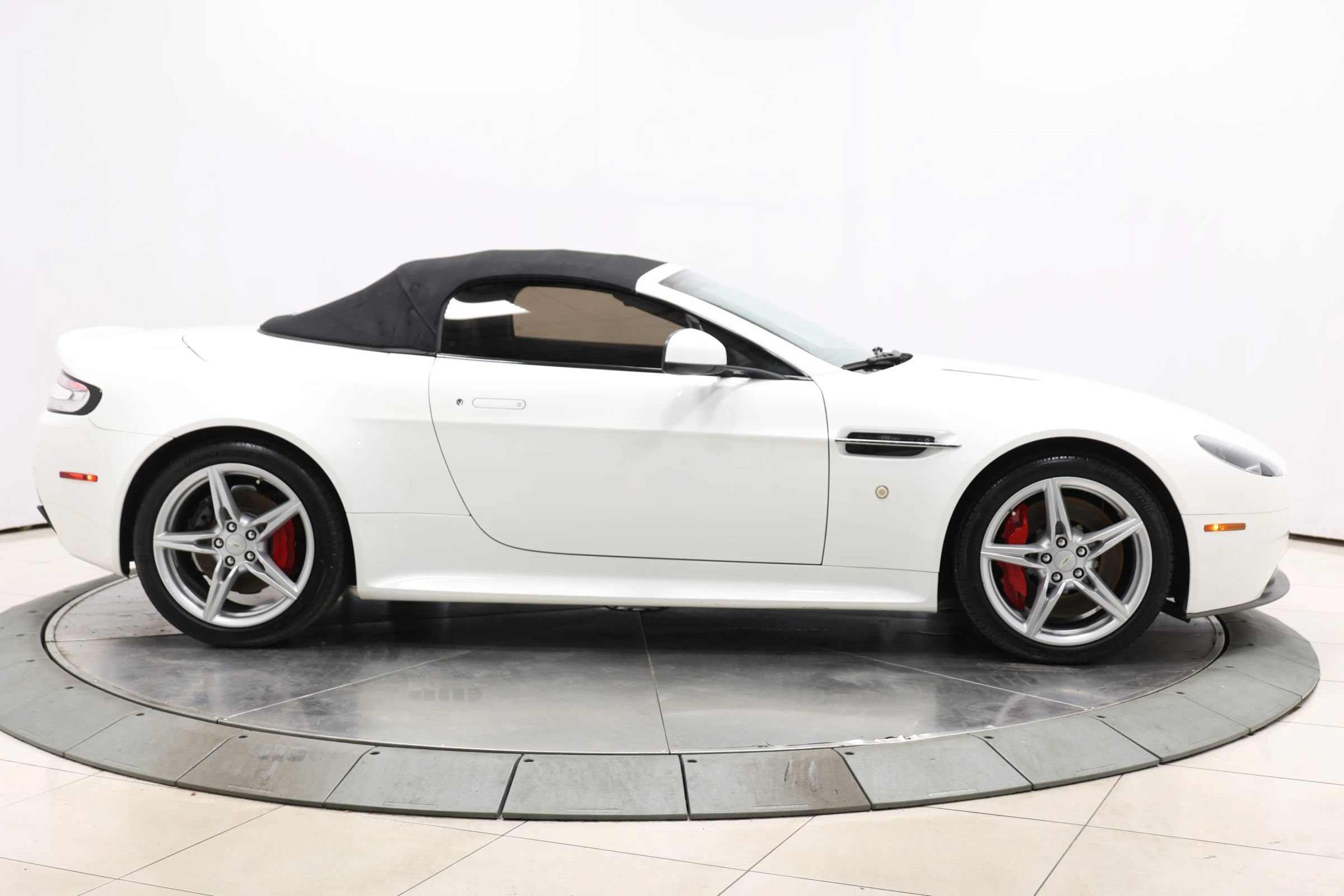 Used 2016 Aston Martin V8 Vantage GT RWD image 82