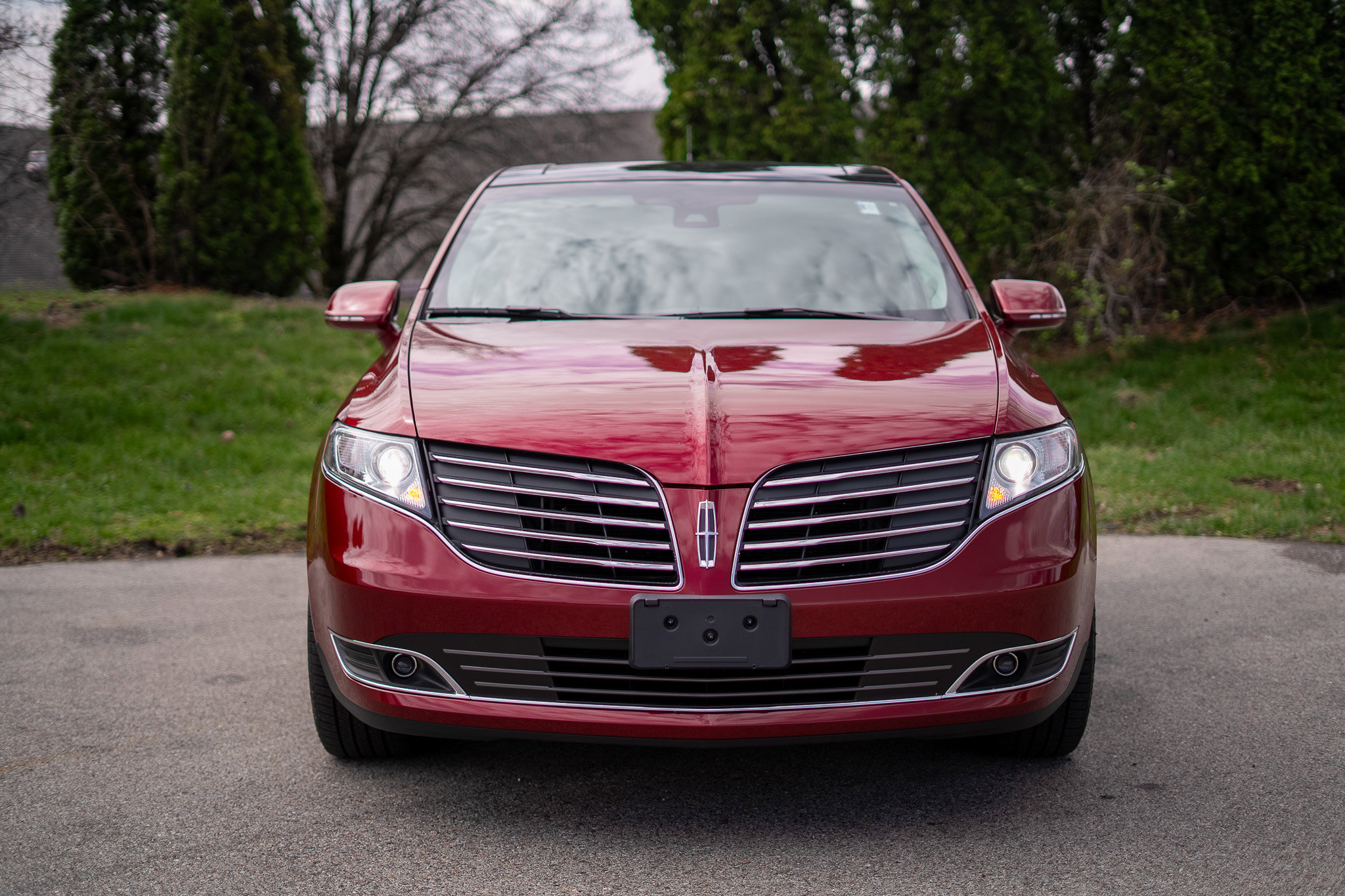 Used 2018 Lincoln MKT AWD image 2