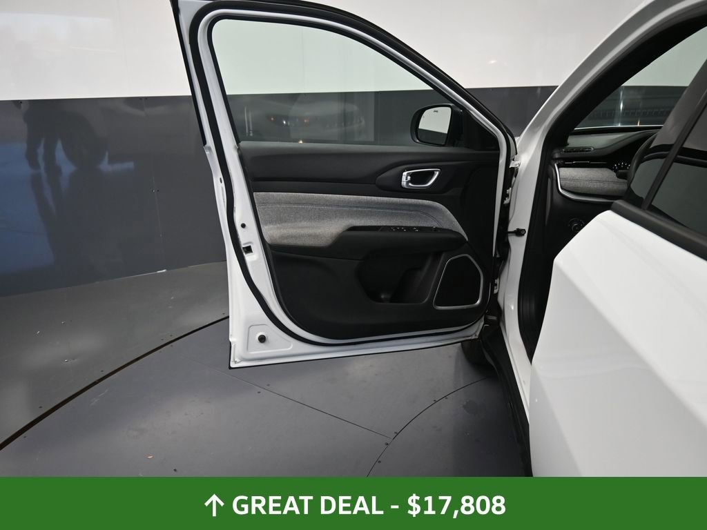 Used 2023 Jeep Compass Latitude image 26