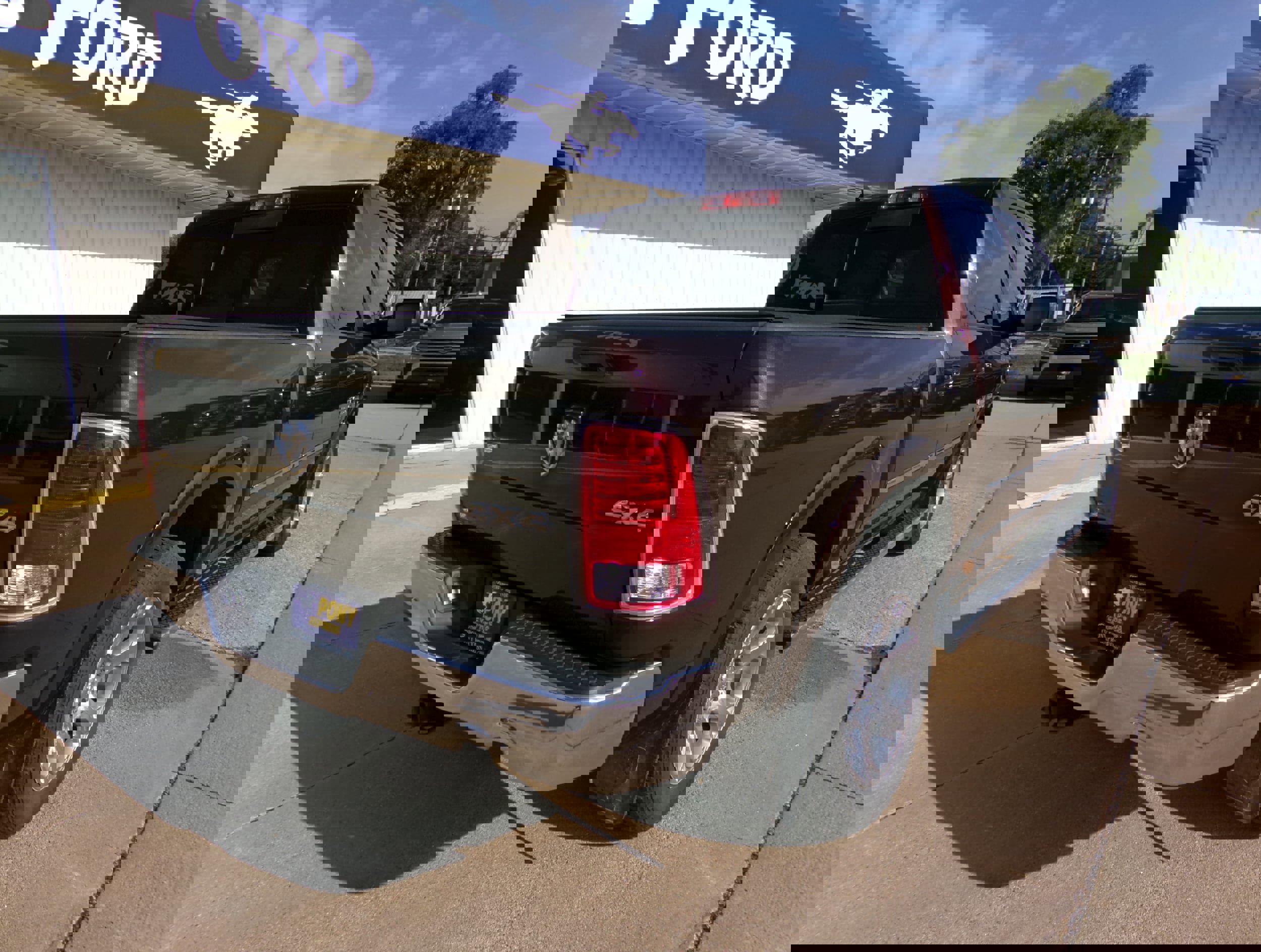 Used 2015 RAM 1500 Laramie w/ Convenience Group image 3