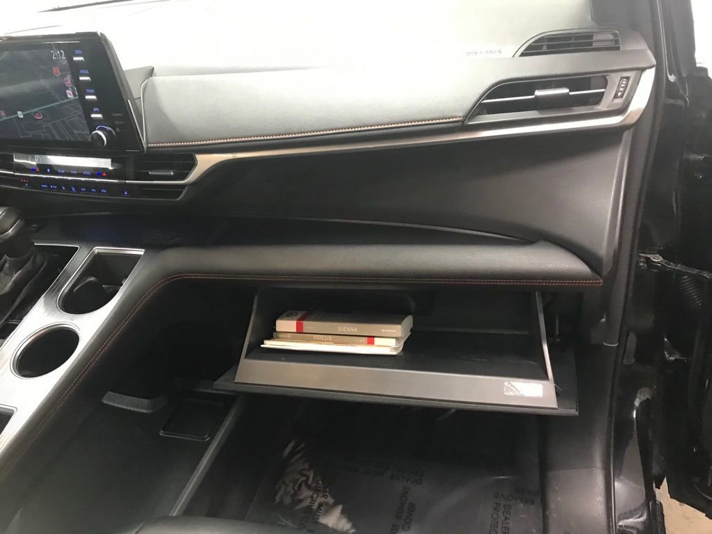 Used 2021 Toyota Sienna XSE image 39