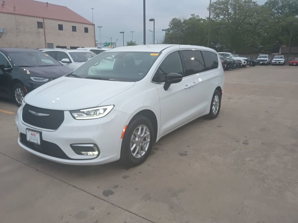 Used 2025 Chrysler Pacifica Select