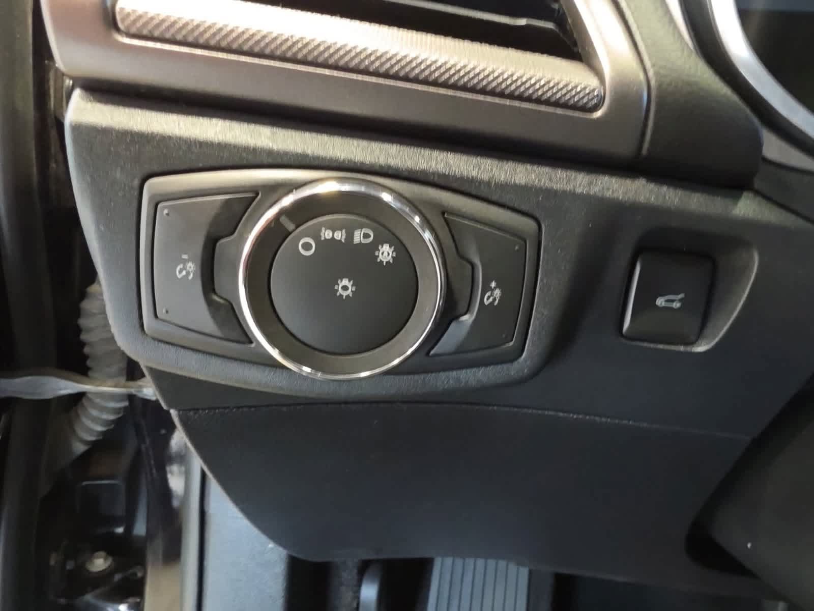Used 2020 Ford Fusion SE FWD image 19