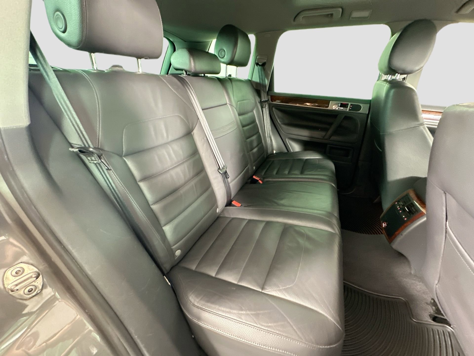 Used 2010 Volkswagen Touareg VR6 image 25