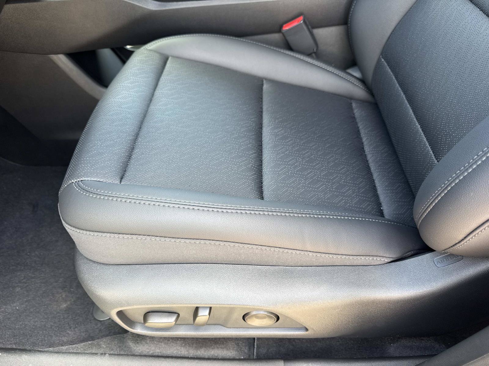 New 2027 Chevrolet Equinox LT w/ Convenience Package II FWD image 19