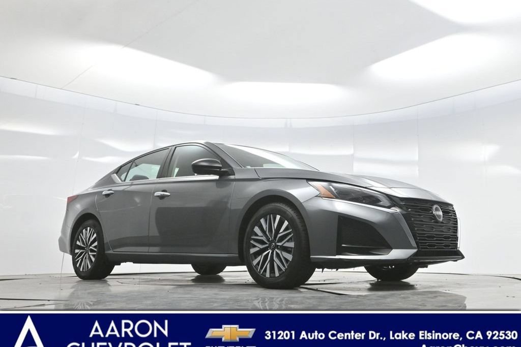 Used 2024 Nissan Altima 2.5 SV FWD image 2