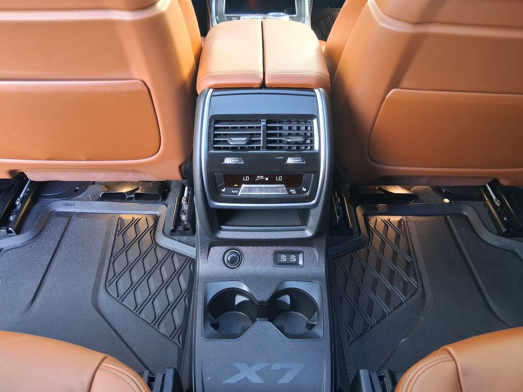 Used 2025 BMW X7 M60i AWD/4WD image 28