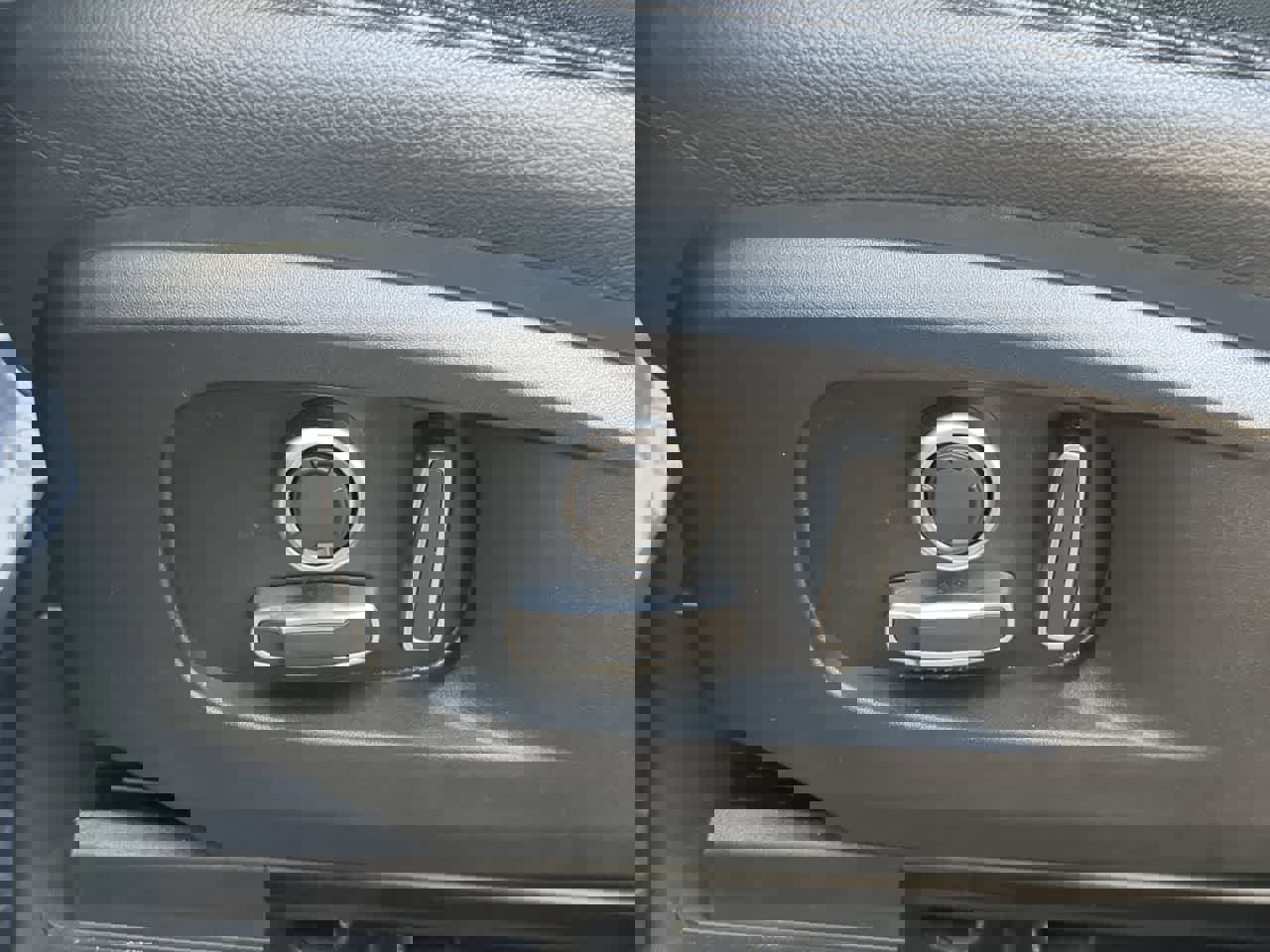 Used 2024 Land Rover Defender 130 X-Dynamic SE image 15