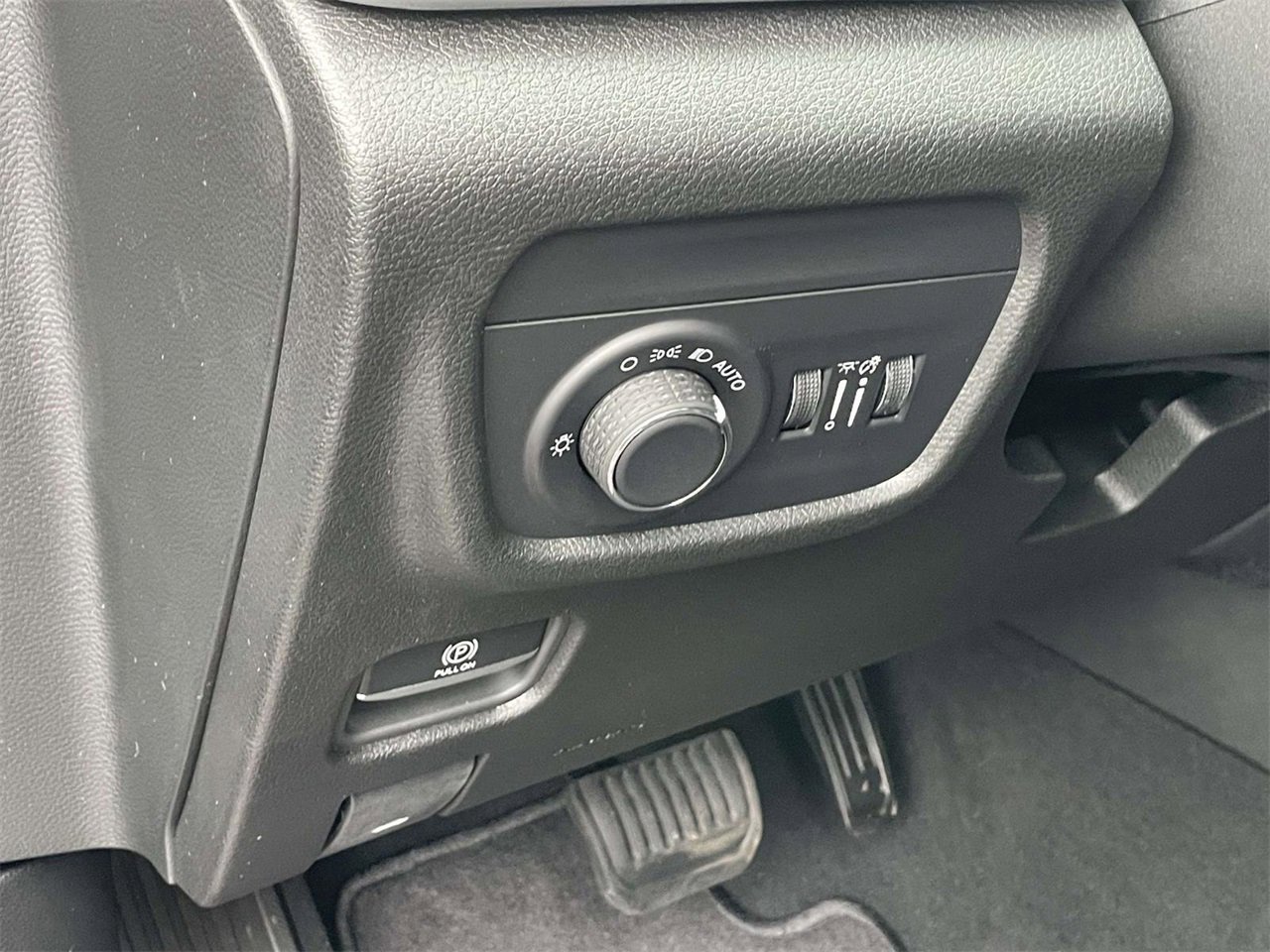 New 2025 Jeep Grand Cherokee Altitude image 32