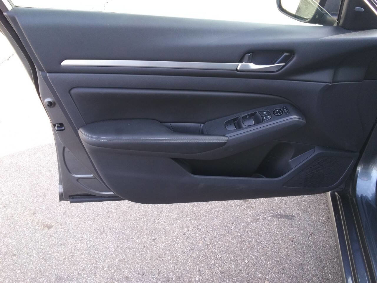 Used 2022 Nissan Altima 2.5 SV image 17