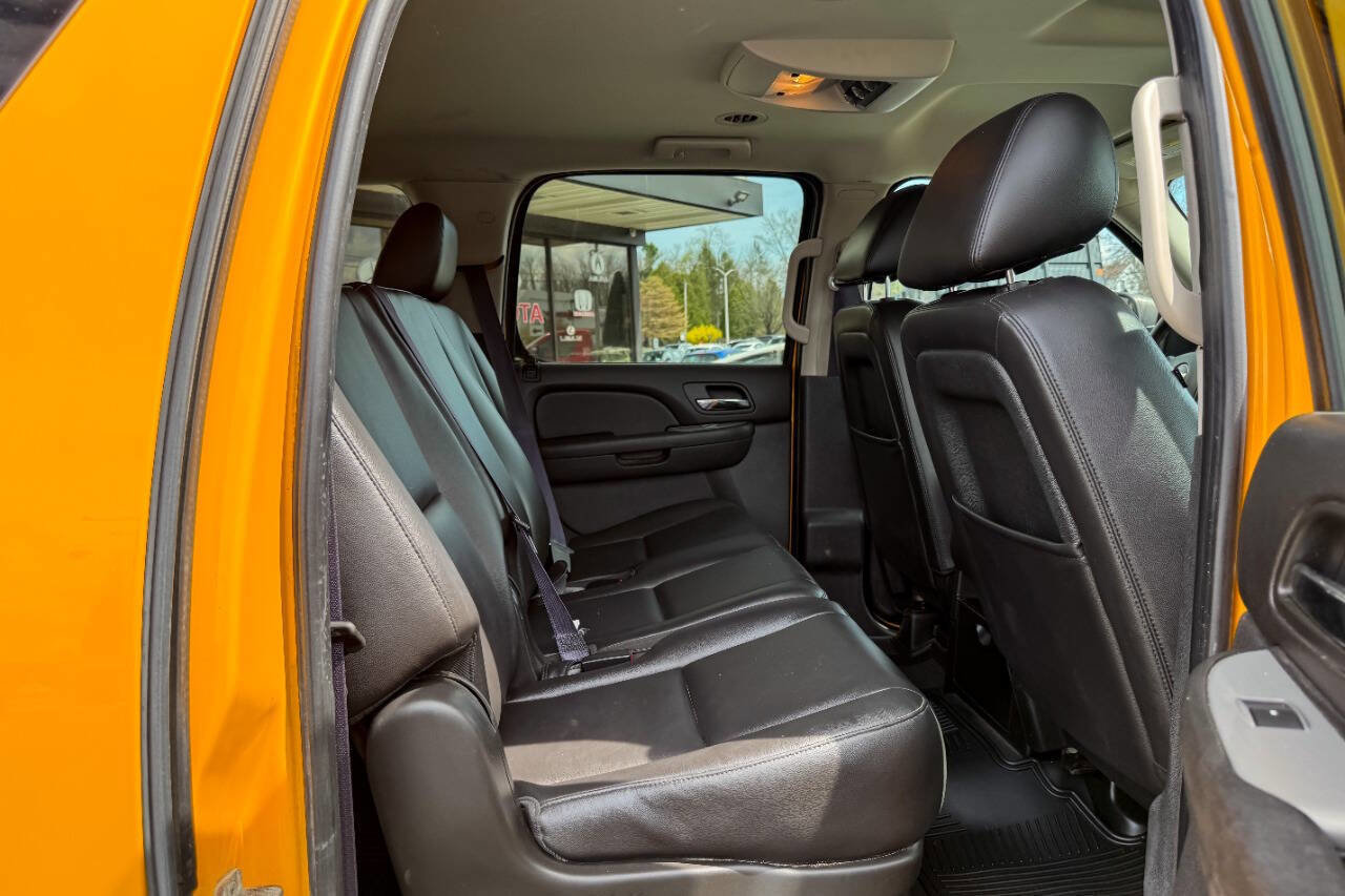 Used 2011 Chevrolet Suburban 2500 image 18