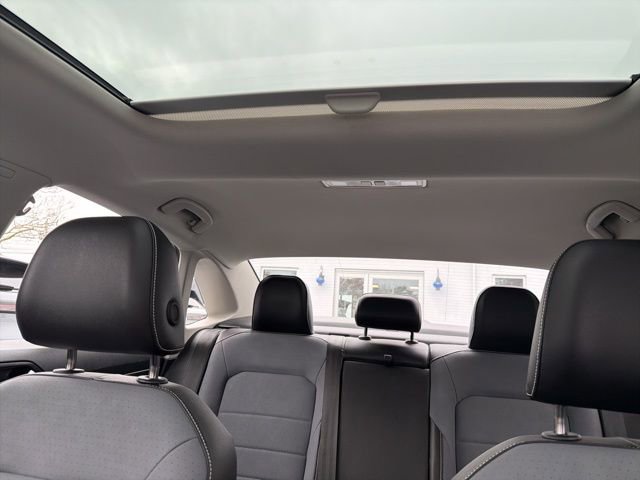 Certified 2025 Volkswagen Jetta SE w/ Sunroof Package image 17