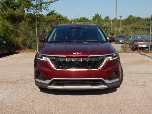 Used 2024 Kia Carnival LX FWD image 3