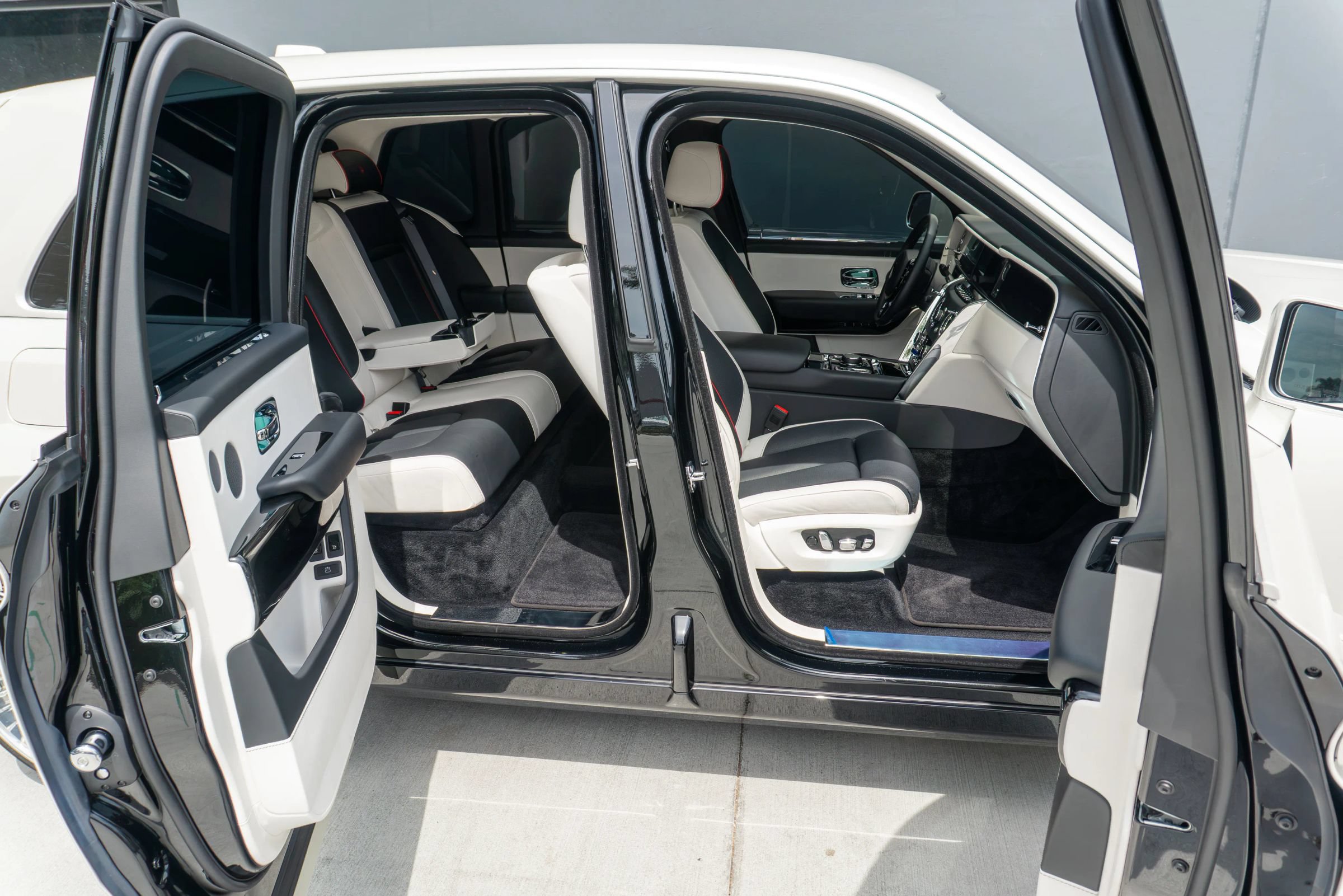 Used 2025 Rolls-Royce Cullinan AWD/4WD image 63