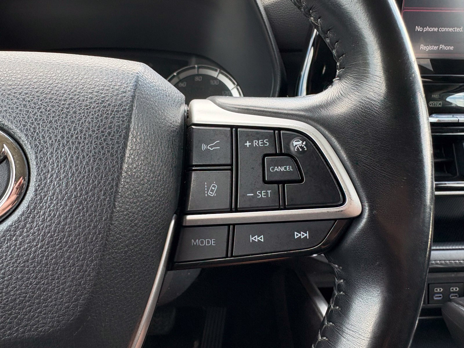 Used 2022 Toyota Highlander LE FWD image 16