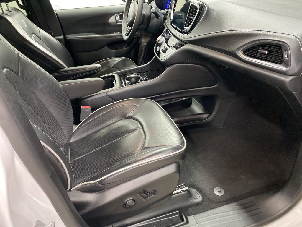 Used 2025 Chrysler Pacifica Limited image 32