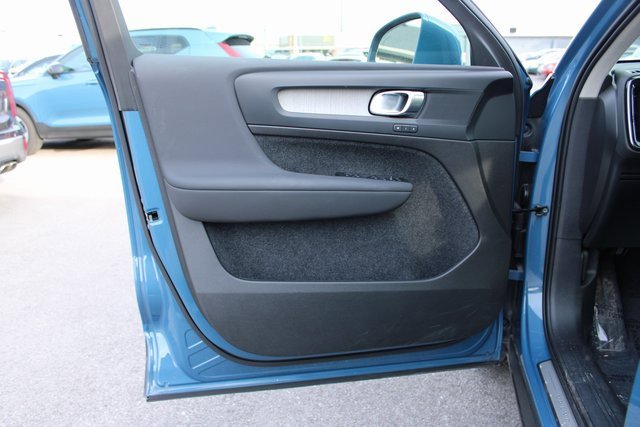 Used 2025 Volvo XC40 B5 Plus image 10