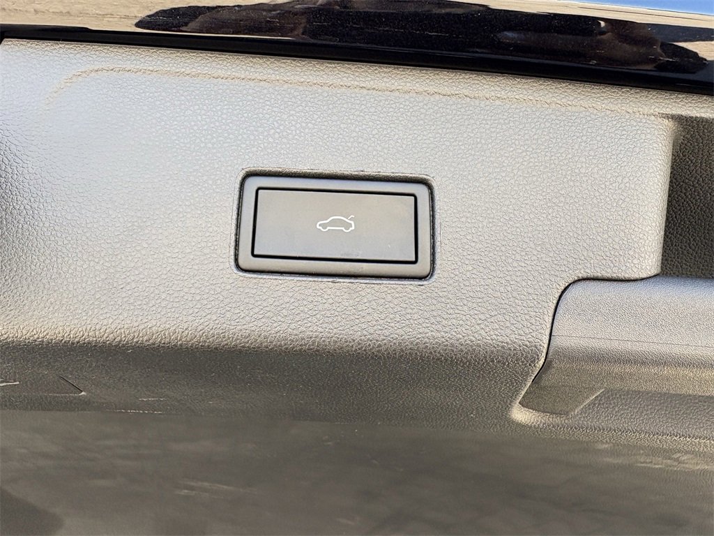 Used 2023 Volkswagen Atlas Cross Sport SE image 27