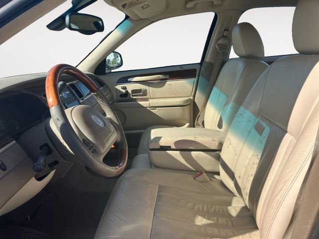 Used 2003 Lincoln Town Car Signature image 9