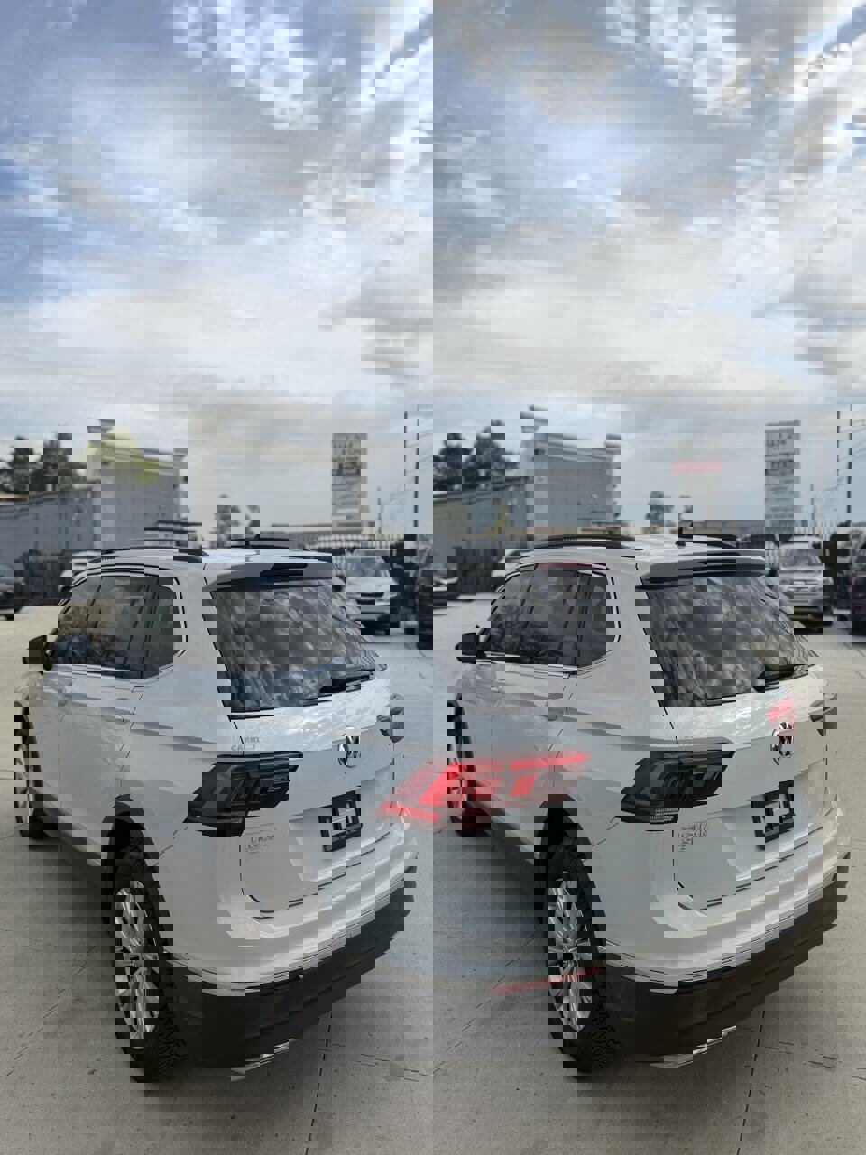 Used 2018 Volkswagen Tiguan SE w/ Panoramic Sunroof Package FWD image 5