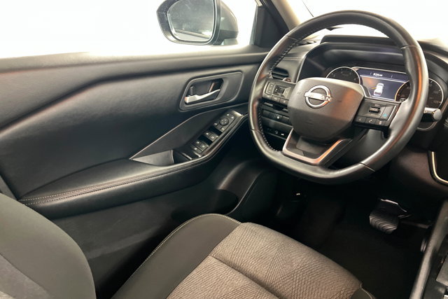 Used 2025 Nissan Rogue SV FWD image 11