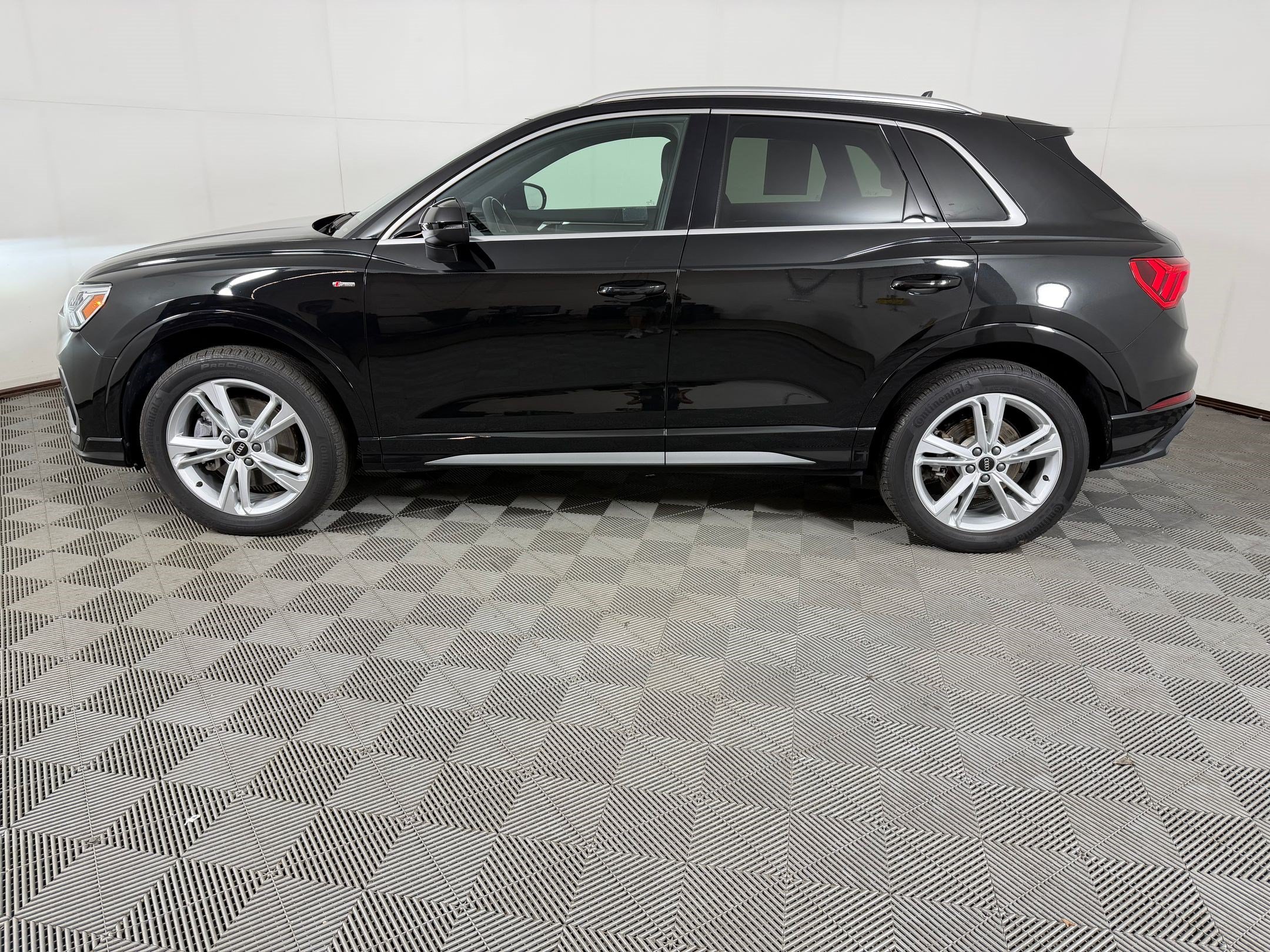 Certified 2023 Audi Q3 2.0T Premium w/ 19" Wheel Package AWD/4WD image 2