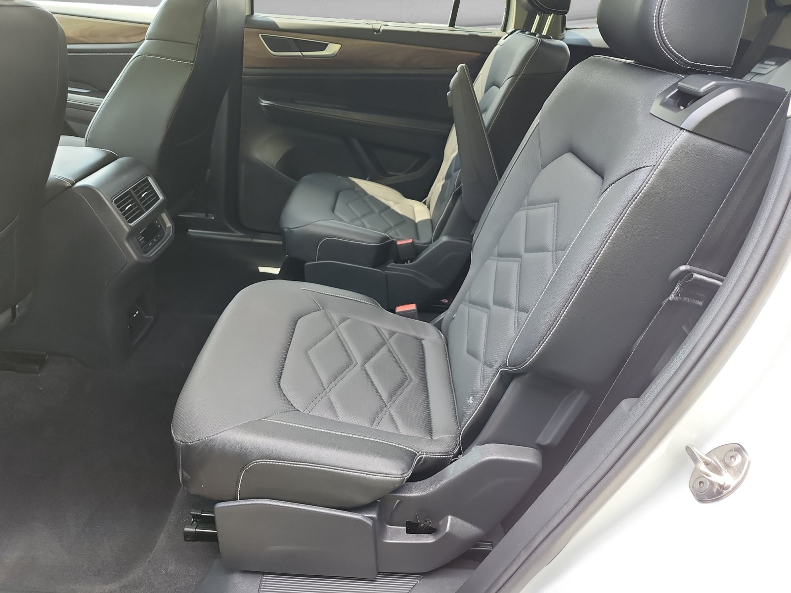 Used 2024 Volkswagen Atlas SE AWD/4WD image 14