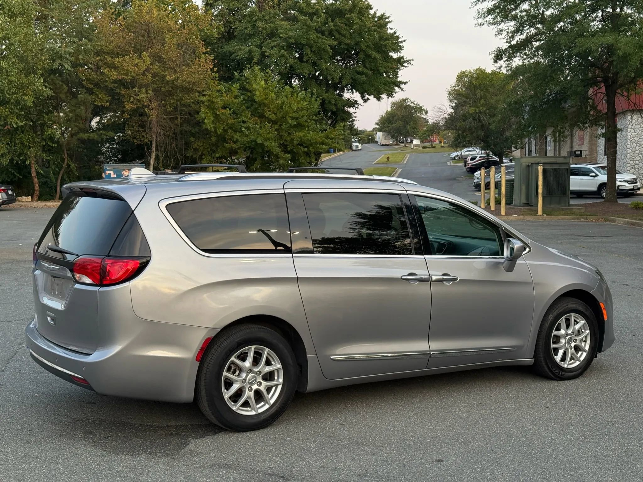 Used 2020 Chrysler Pacifica Touring-L image 12