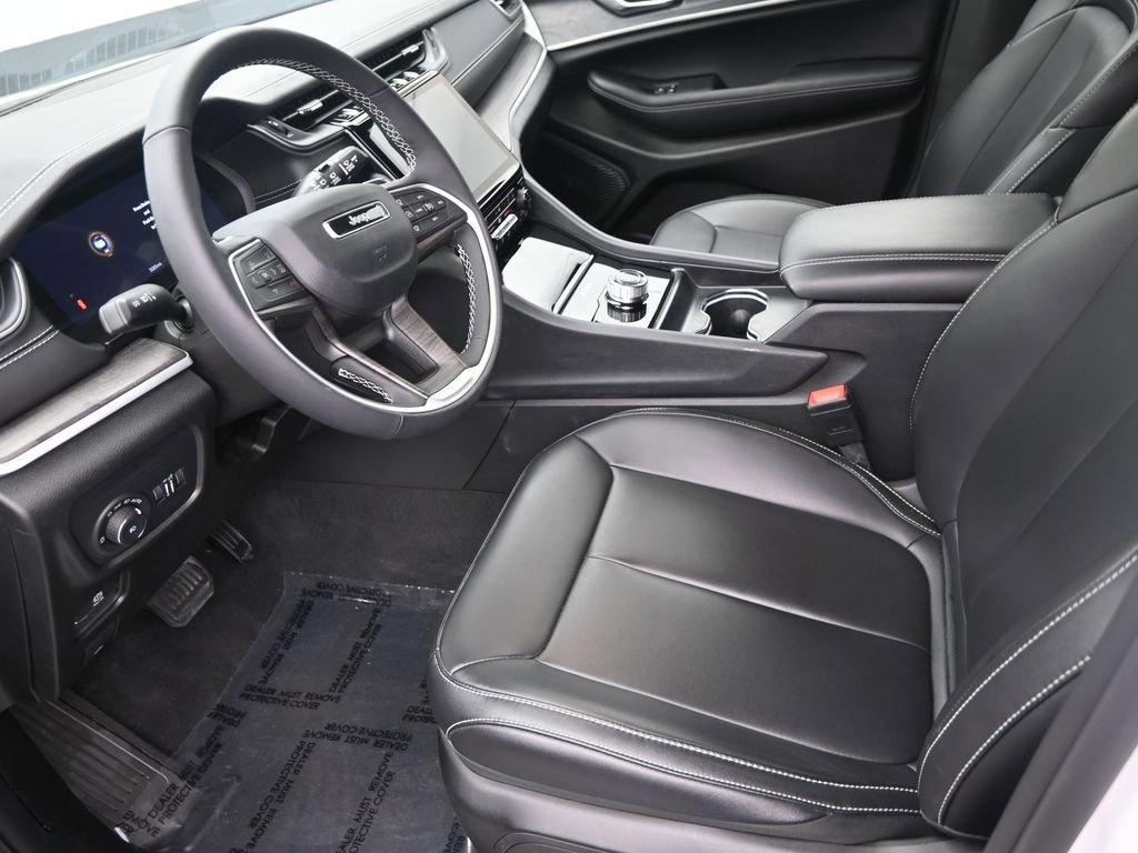 Used 2025 Jeep Grand Cherokee Limited w/ Black Appearance Package image 12