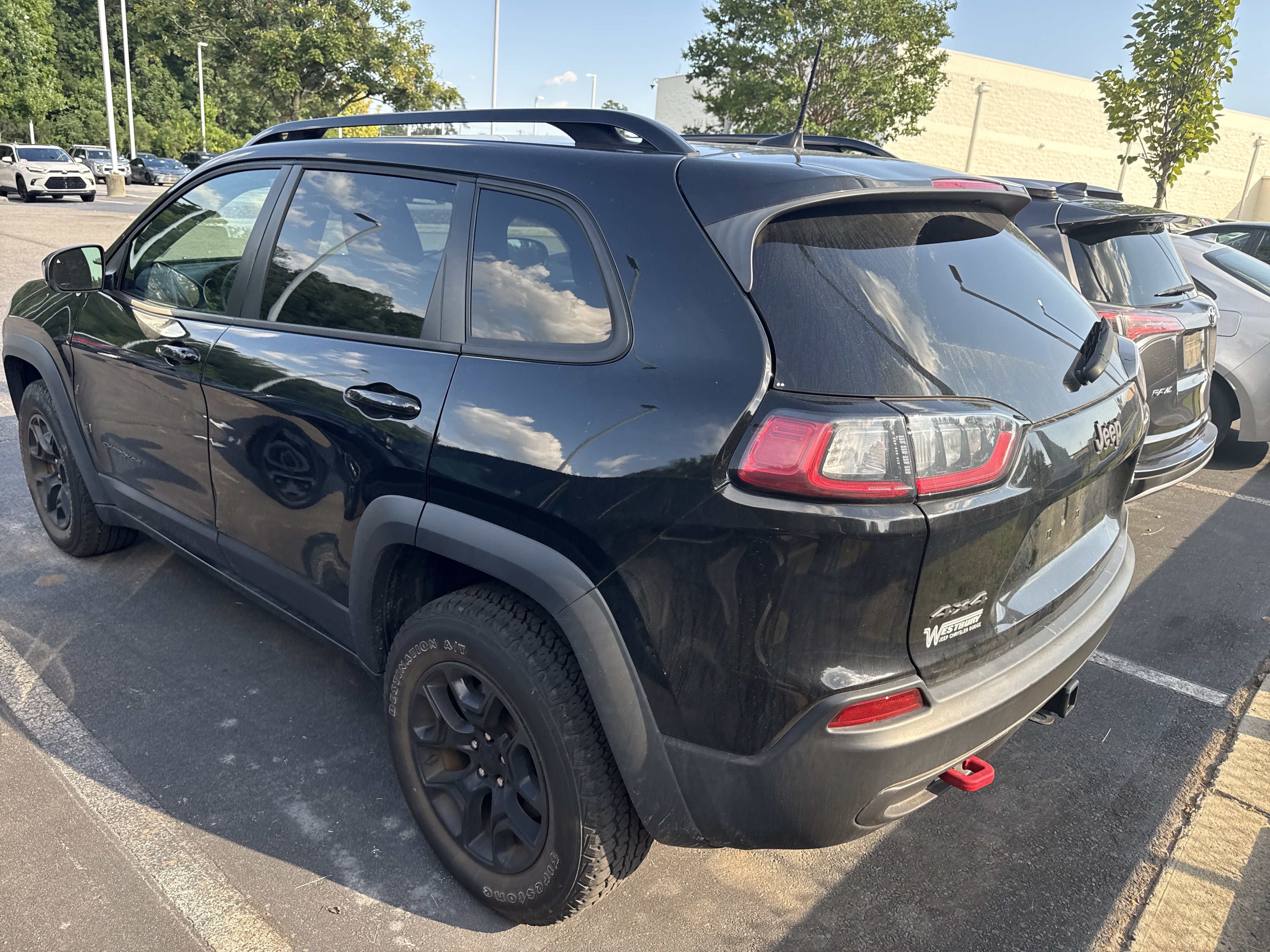 Used 2022 Jeep Cherokee Trailhawk w/ Premium Leather Package AWD/4WD image 9