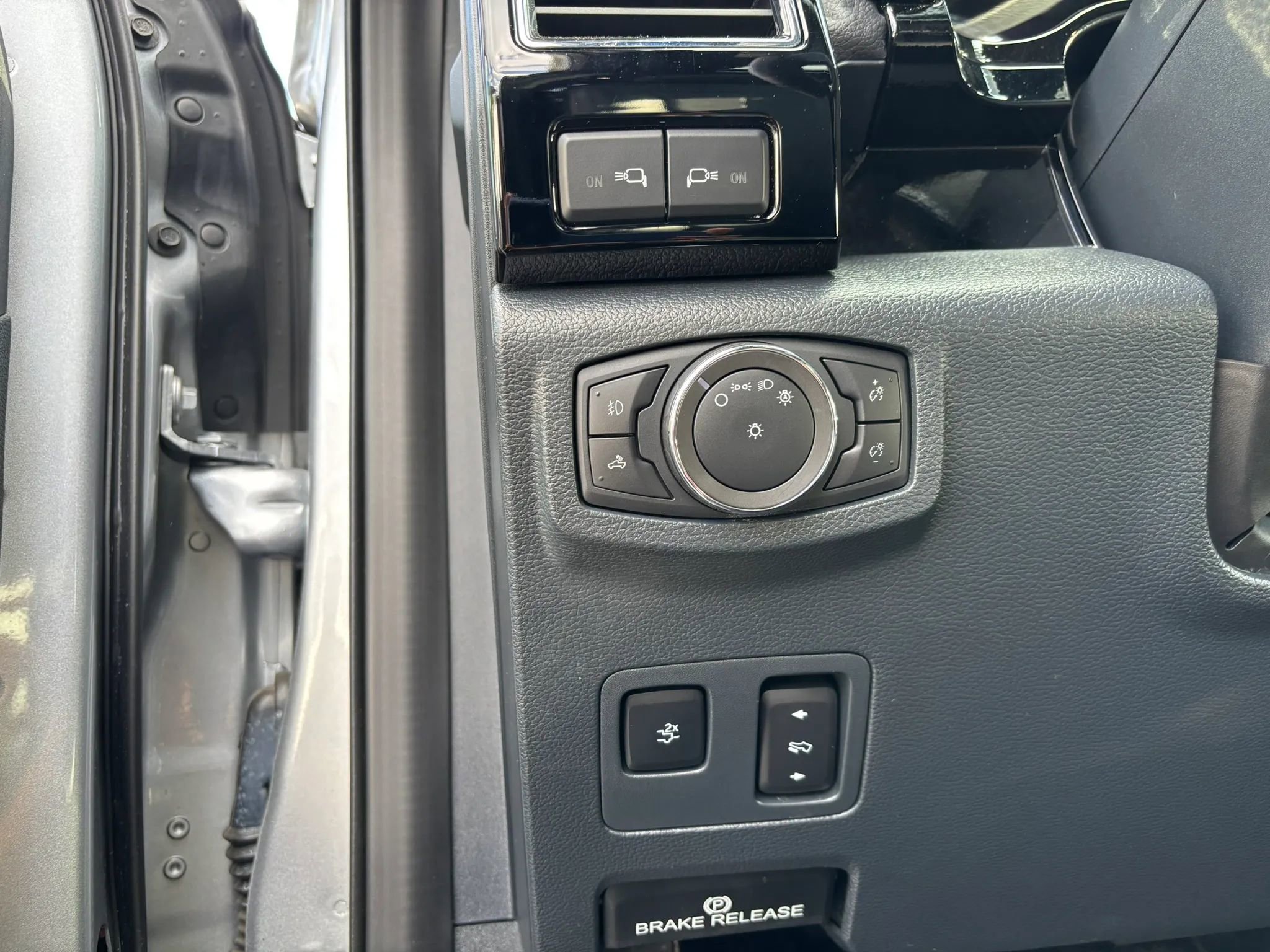 Used 2022 Ford F250 Lariat w/ Black Appearance Package image 13