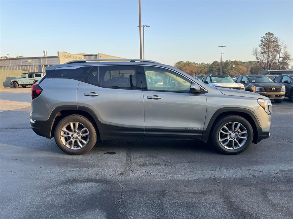 Used 2024 GMC Terrain SLT image 2