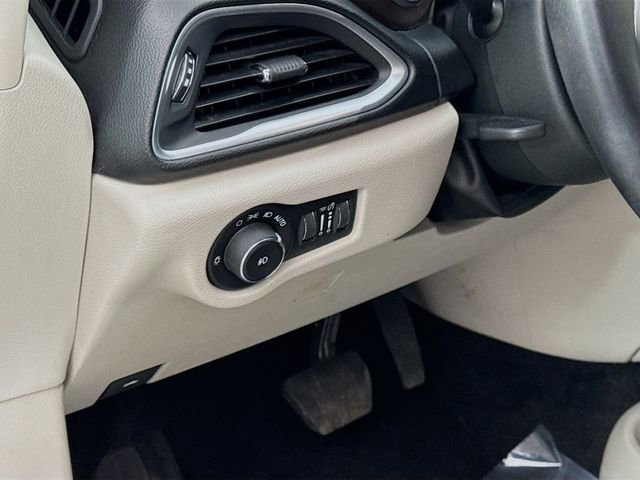 Used 2018 Chrysler Pacifica Touring-L Plus w/ Tire & Wheel Group image 10