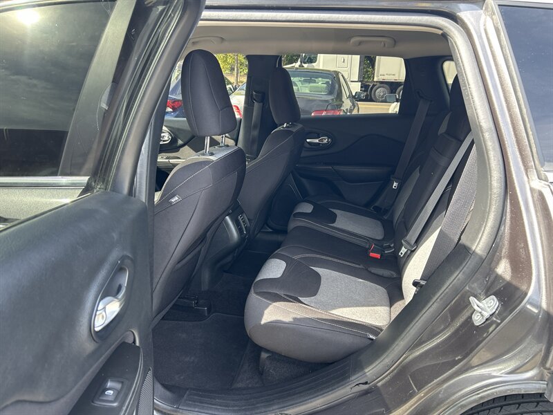 Used 2014 Jeep Cherokee Latitude w/ Comfort/Convenience Group AWD/4WD image 10