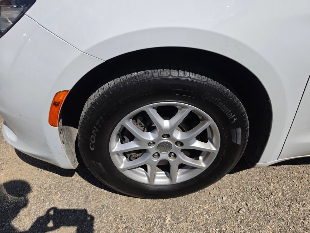 Used 2017 Chrysler Pacifica LX FWD image 3