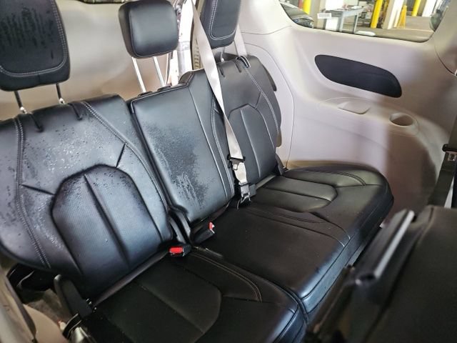 Used 2023 Chrysler Pacifica Touring-L FWD image 16