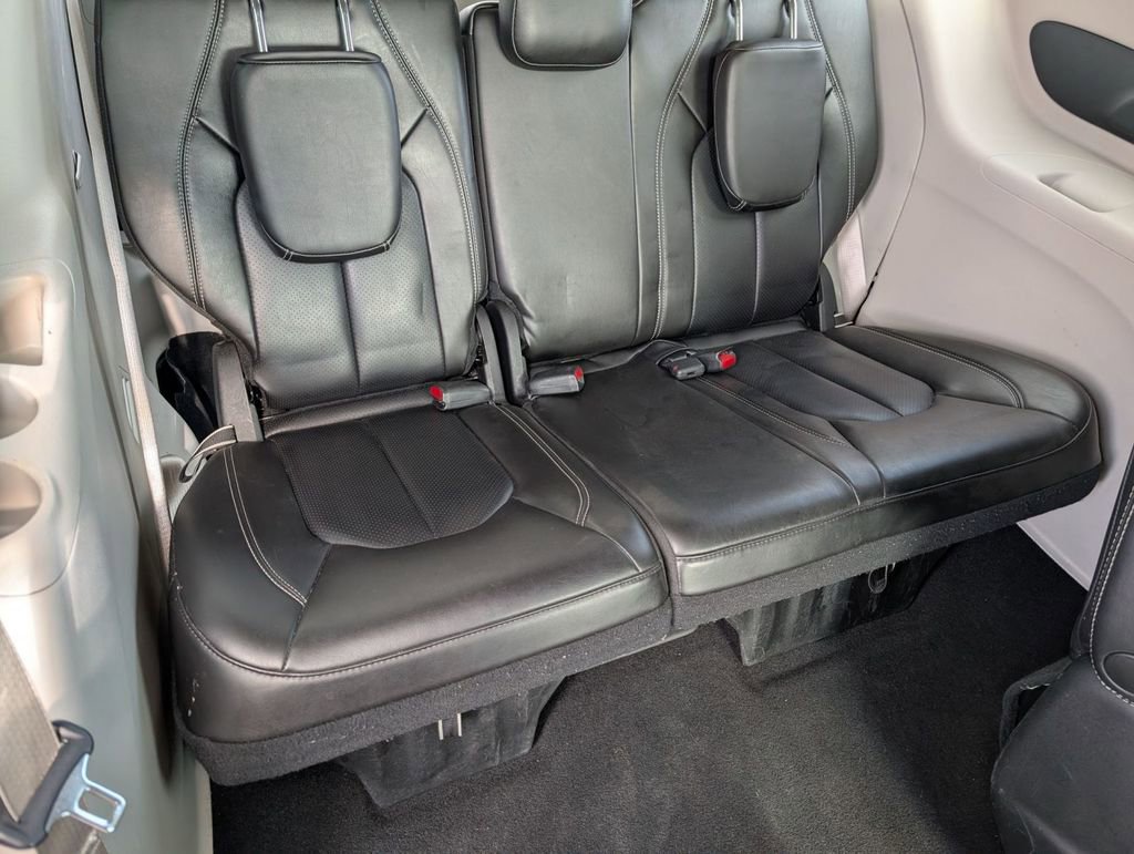Used 2023 Chrysler Pacifica Touring-L image 47
