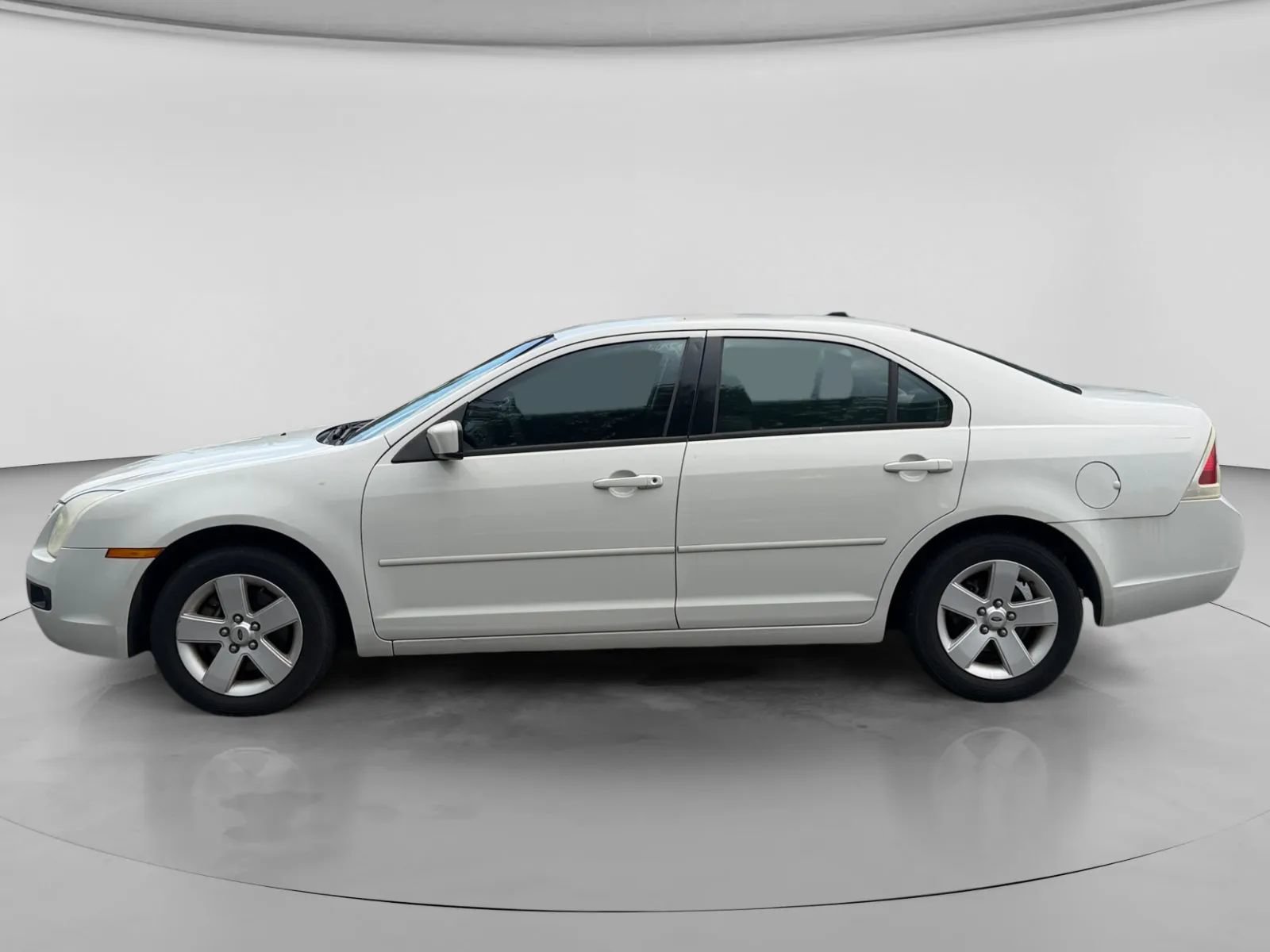 Used 2009 Ford Fusion SE FWD image 2